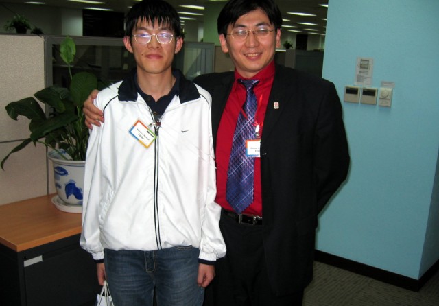 我和王开源在微软中国研发中心的照片，王开源把这张照片命名为“开源人士在微软”